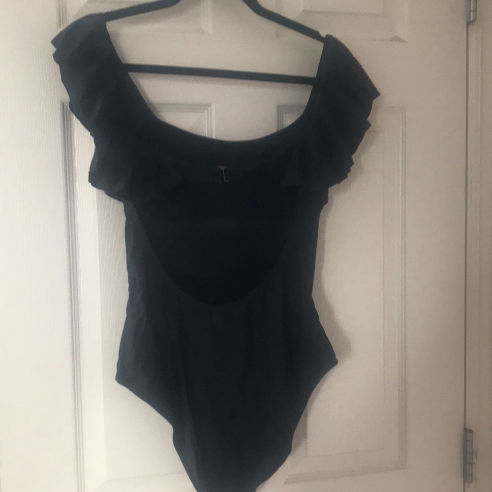 Very cute off shoulder swimsuit 🩱